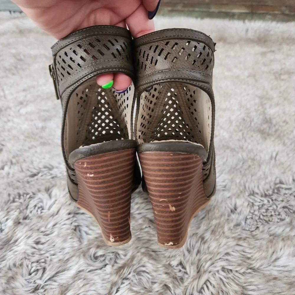 Rue21 etc! Army Green Laser Cut-Out Faux Leather Wedges‎ Size 7/8